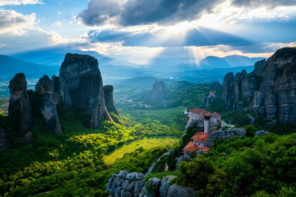 Comment organiser une visite des monastères perchés de Meteora, Grèce?